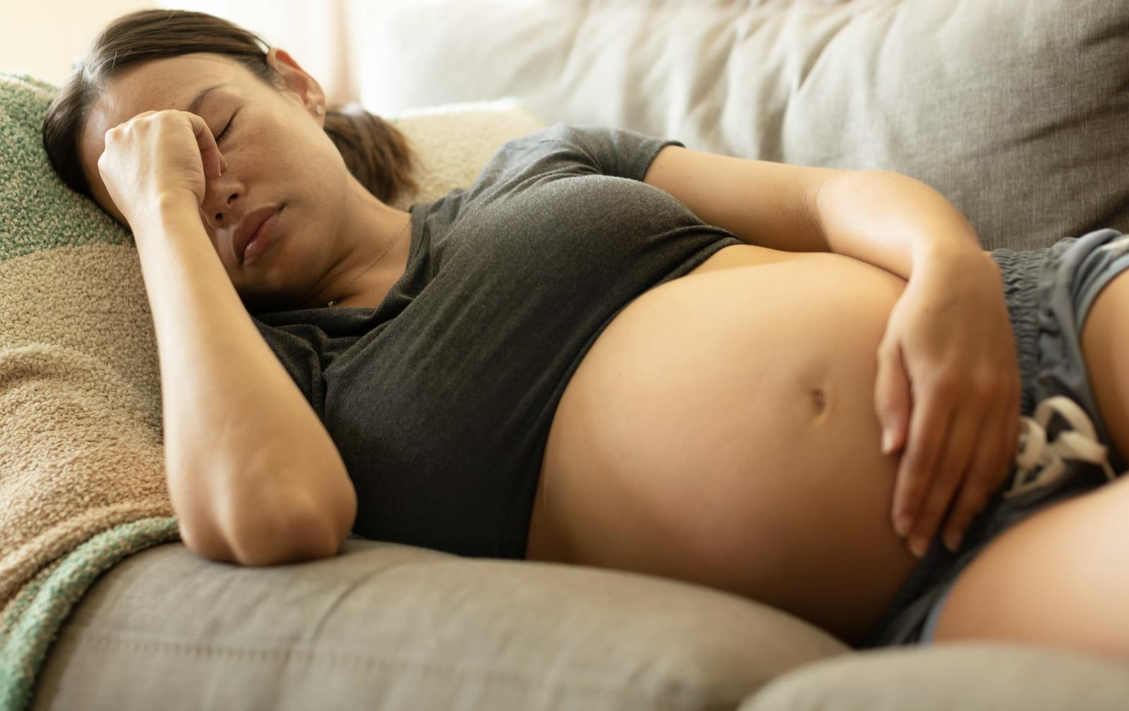 pregnancy headaches: pregnant woman with headache